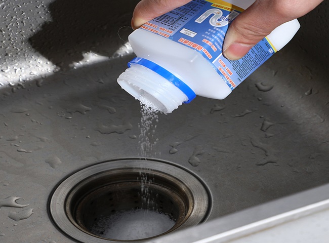 Bồn rửa chén bị tắc cần phải được làm sạch