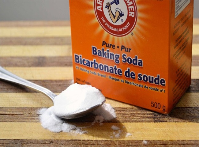 Sử dụng giấm ăn và baking soda để vệ sinh ống thoát nước bồn rửa chén