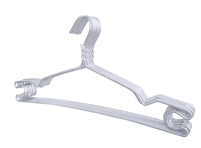 Sử dụng móc quần áo là cách thông bồn rửa chén bị nghẹt rất quen thuộc